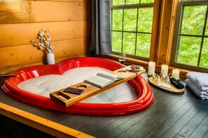Interior - 5* IndoorPool~Fireplace~FireTbl~Hot Tub~PS5~Bears (Gatlinburg)