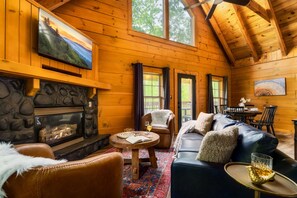 Smart TV, fireplace, video games, books - 5* IndoorPool~Fireplace~FireTbl~Hot Tub~PS5~Bears (Gatlinburg)