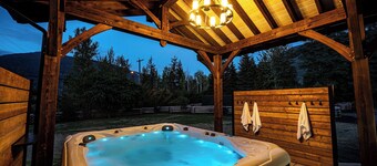 Spacious 17-Guest Stay – Families or Teams - Ski, Bike, Golf or Tournament