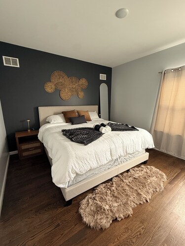 Modern 5BR Home, Backyard + Parking, 20 Min to NYC