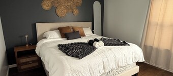 Modern 5BR Home, Backyard + Parking, 20 Min to NYC