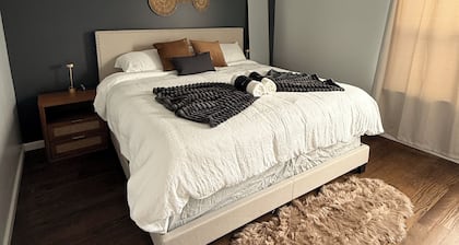 Modern 5BR Home, Backyard + Parking, 20 Min to NYC
