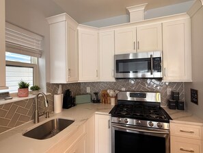 Private kitchen - Modern 5BR Home, Backyard + Parking, 20 Min to NYC (Jersey City)