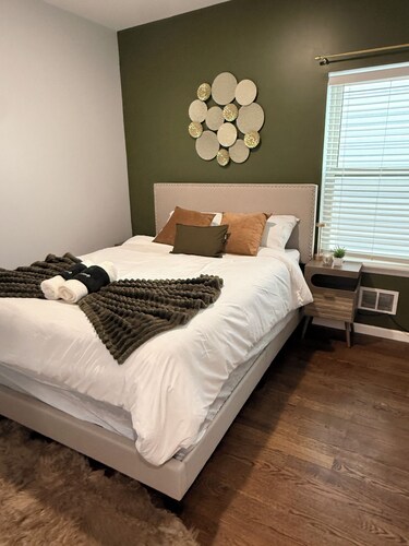 Modern 5BR Home, Backyard + Parking, 20 Min to NYC