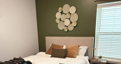 Modern 5BR Home, Backyard + Parking, 20 Min to NYC