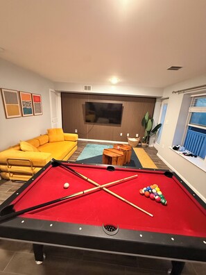 Games room - Modern 5BR Home, Backyard + Parking, 20 Min to NYC (Jersey City)