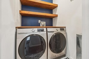 Interior - Modern 5BR Home, Backyard + Parking, 20 Min to NYC (Jersey City)