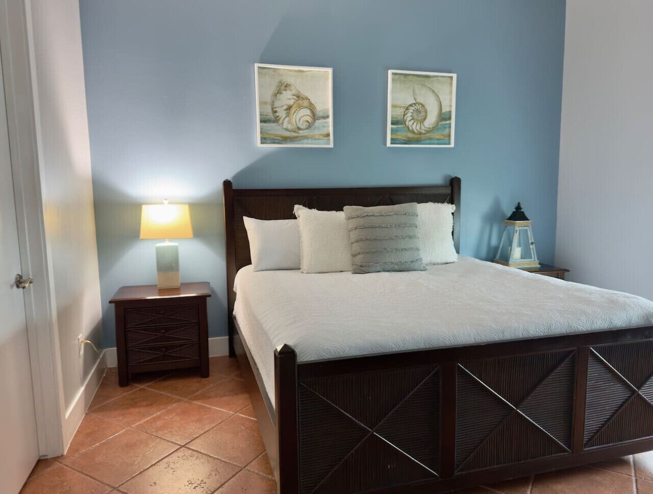3 bedrooms, desk, iron/ironing board, travel crib