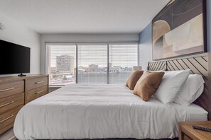 1 bedroom, desk, iron/ironing board, WiFi - Landing | Spectacular 1BD, Gym, Game Room (Hartford)