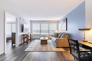 Smart TV - Landing | Beautiful 1BD, Gym, Game Room (Hartford)