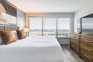 1 bedroom, desk, iron/ironing board, WiFi - Landing | Beautiful 1BD, Gym, Game Room (Hartford)