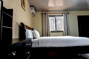 Individually decorated, individually furnished, desk, laptop workspace - Moima Plaza Guesthouse (Monrovia)