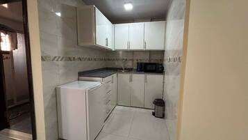 Studio phong cách cổ điển, ban công, quang cảnh thành phố | Bếp riêng | Tủ lạnh nhỏ, lò vi sóng, máy rửa bát, nồi cơm