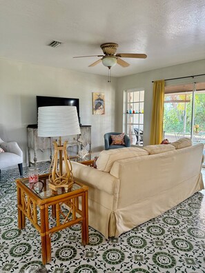 Living area - Cozy Port Charlotte Getaway- Near Hospitals, Beaches (Port Charlotte)