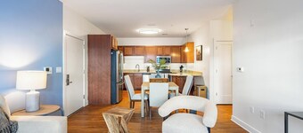 Landing | Modern 2BD, Gym