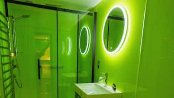Deluxe Double Room | Bathroom | Shower, towels, soap, shampoo