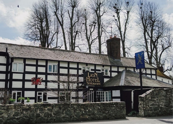 Exterior - The lion hotel (Berriew)