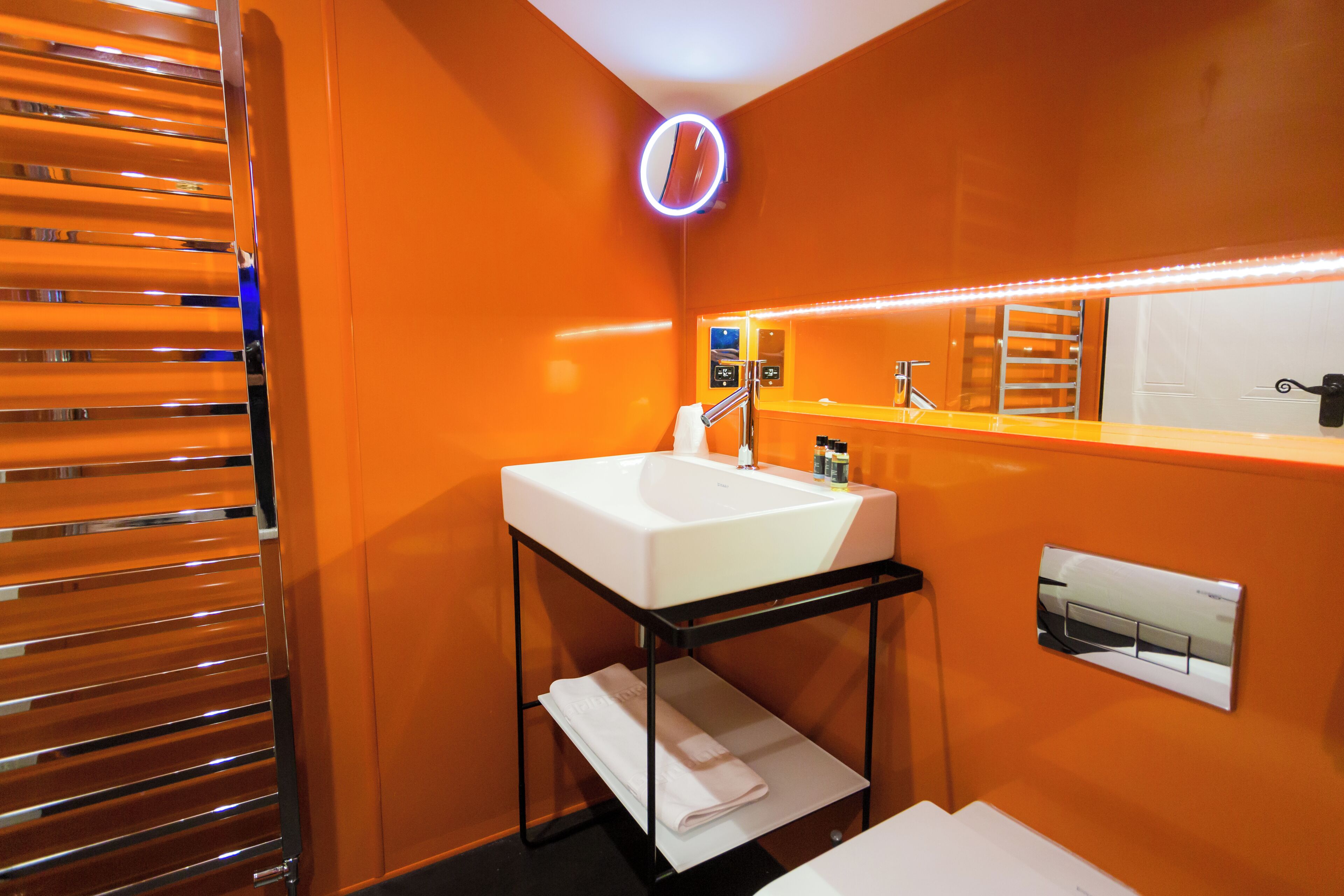 Deluxe Triple Room | Bathroom | Shower, towels, soap, shampoo