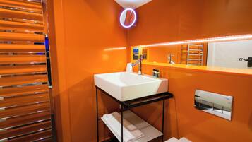 Deluxe Triple Room | Bathroom | Shower, towels, soap, shampoo