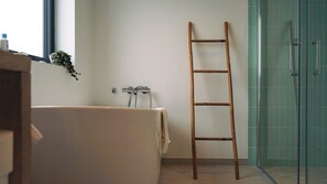 Shower, hair dryer, towels, soap - Spacious 1500ft² Designer Home, 5-Min to Beach (Rogaland)