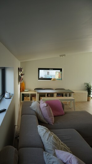TV - Spacious 1500ft² Designer Home, 5-Min to Beach (Rogaland)