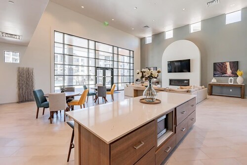 Landing | Chic 2BD, Gym, Pool