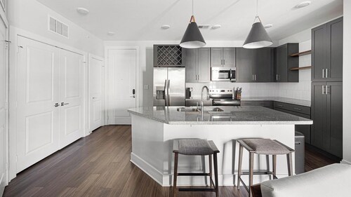 Landing | Amazing 1BD, Pool, Gym