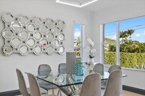 Dining - Las Palmas (Miami)