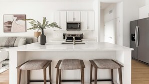 Refrigerador y comedor 