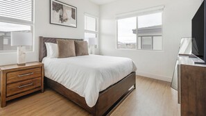 2 bedrooms, desk, iron/ironing board, WiFi - Landing | Modern 2BD, Pool (Casas Adobes)