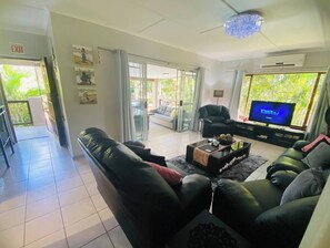 Villa, 3 habitaciones, alberca privada | Sala de estar