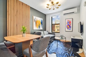 Living area - 1 Bedroom New Renovated - Wash/Dryer & Kitchenette -G (New York)