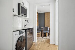 Interior - 1 Bedroom New Renovated - Wash/Dryer & Kitchenette -G (New York)