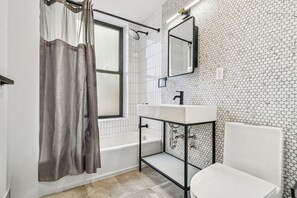 Hair dryer, towels, soap, toilet paper - 1 Bedroom New Renovated - Wash/Dryer & Kitchenette -G (New York)