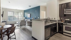 Una cucina moderna con isola centrale, elettrodomestici integrati e zona pranzo con vista.