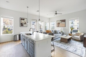 Interior - Landing | Modern 2BD in Manhattan Harbour (Cincinnati)