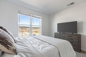 2 bedrooms, desk, iron/ironing board, WiFi - Landing | Modern 2BD in Manhattan Harbour (Cincinnati)