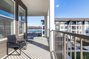 Terrace/patio - Landing | Stunning 2BD in Manhattan Harbour (Cincinnati)