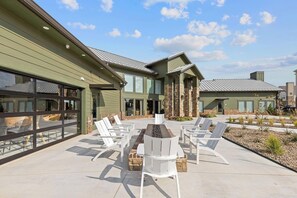 Outdoor dining - Landing | Beautiful 2BD, Clubhouse, Gym (Oklahoma City)