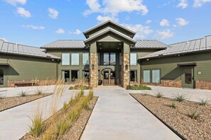 Exterior - Landing | Spectacular 2BD, Clubhouse, Gym (Oklahoma City)