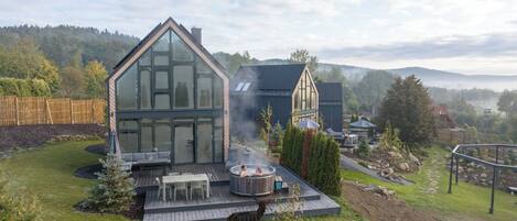 House, 2 Bedrooms, Smoking, Balcony | Outdoor dining