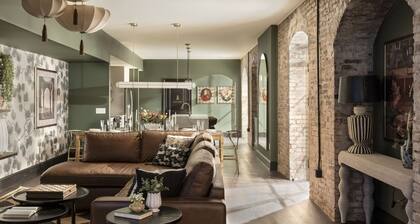 Historic Diplomat Suite w/Parking - The Harmony