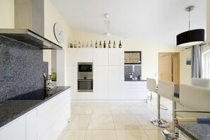 Kühlschrank, Mikrowelle, Ofen, Geschirrspüler