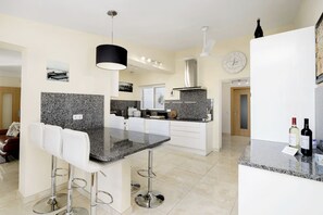 Fridge, microwave, oven, dishwasher - Casa Descoberta - 4 Bedroom Villa (Carvoeiro)