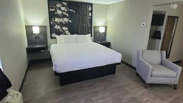 Standard Studio Suite, 1 King Bed, Non Smoking, Microwave