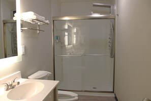 Suite - 1 kingsize-seng - boblebad (Guestroom) | Badeværelse | Hårtørrer, håndklæder, Sæbe, Shampoo