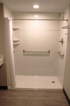 Habitación individual, 1 cama King size, acceso para personas con movilidad reducida (Guestroom) | Baño | Secadora de cabello, toallas, jabón, shampoo 