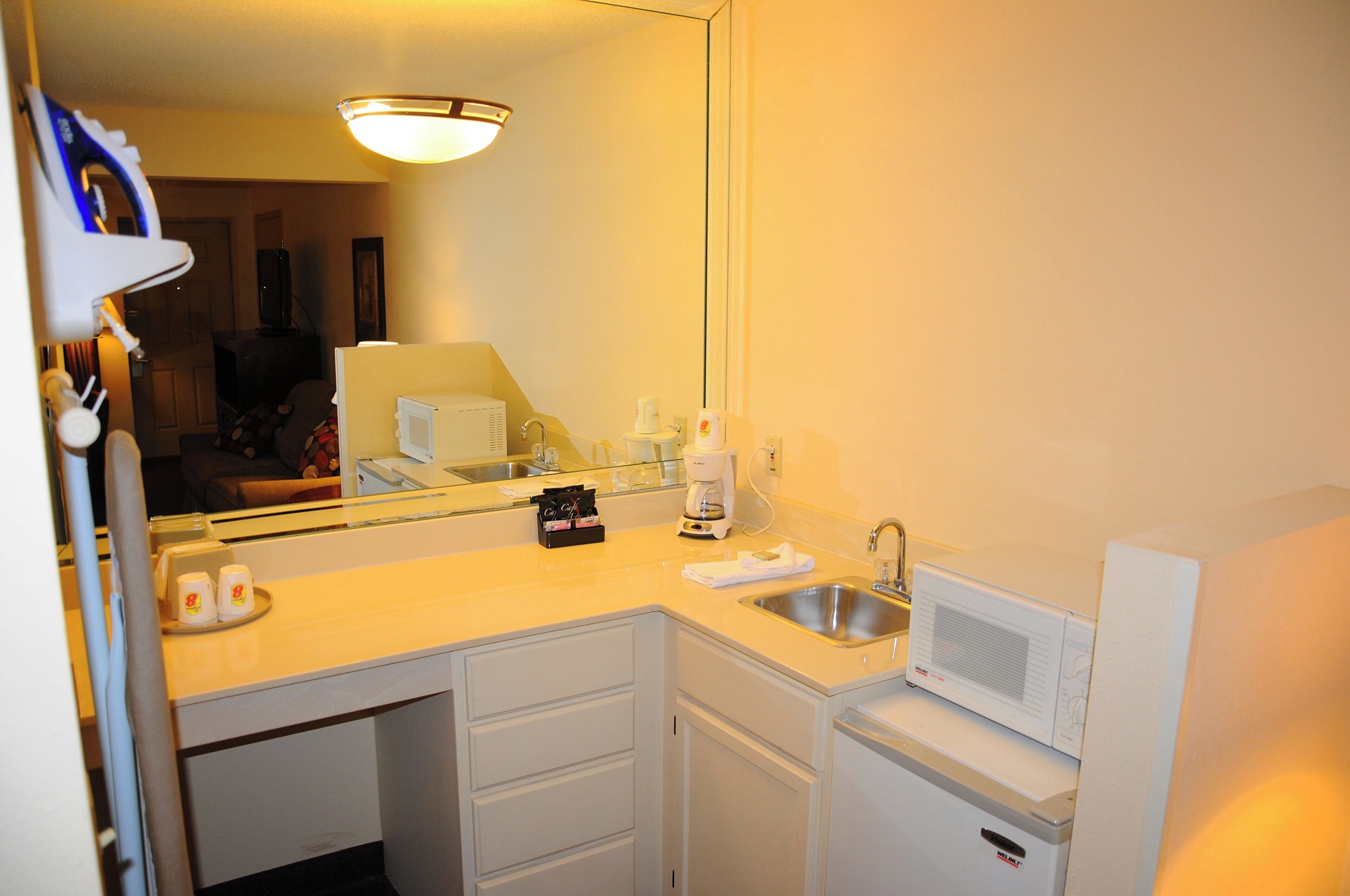 Suite, 1 King Bed, Non Smoking, Jetted Tub (Single, Mini Bar ) | In-room safe, desk, laptop workspace, blackout drapes