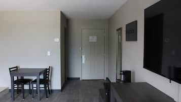 スイート キングベッド 1 台 ジェットバス (Guestroom) | セーフティボックス (室内)、デスク、ノートパソコン用作業スペース、遮光カーテン