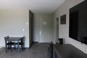 Suíte, 1 cama King, banheira de hidromassagem (Guestroom) | Cofres nos quartos, escrivaninha, espaço de trabalho para notebook